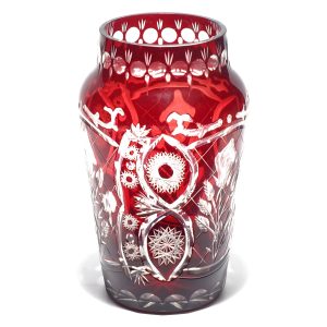 Böhmische Rote Kristallvase, Handgeschliffenes Vintage-Glas Dekoratives Herzstück, Elegante Wohnkultur Oder Sammler-Anzeigestück